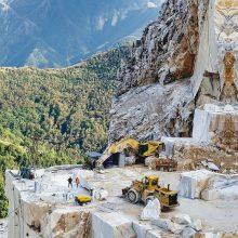 Bagger und Maschinen holen Marmorblöcke aus den Steinbrüchenin den Apuanischen Alpen, Carrara, Italien